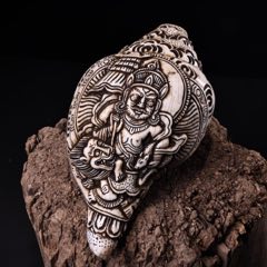 珍品舊藏西藏收純天然右旋海螺藏傳工藝高浮雕刻《財(cái)寶天王》_