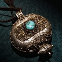 珍品舊藏西藏收藏傳工藝鏨刻鑲嵌寶石半純銀殼噶烏盒(au41310003)_子健老貨