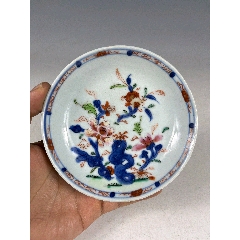 清乾隆青花加彩花卉紋碟尺寸：直徑12.3厘米品相：碟沿兩飛皮，一沖，幾處剝釉