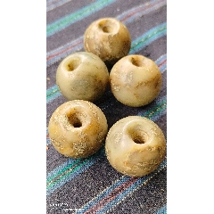 文化時(shí)期的玉石珠子（五顆）_