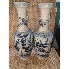 老青花瓷八仙人物堆塑龍紋瓶一對(duì)，一只龍頭有點(diǎn)老磕其他完好品佳！