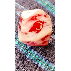 紅白相間纏絲瑪瑙多棱珠_(kāi)