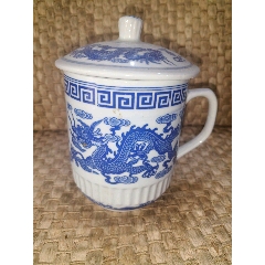 龍紋青花手繪龍紋大茶杯完好品佳！