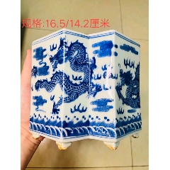 清.乾隆青花海水云龍紋異型筆筒