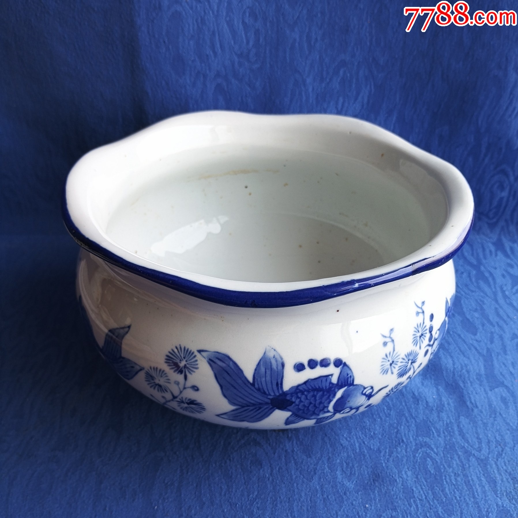 金玉满堂青花金鱼海藻纹饰三足花口香炉文房笔洗图案精美器形端庄