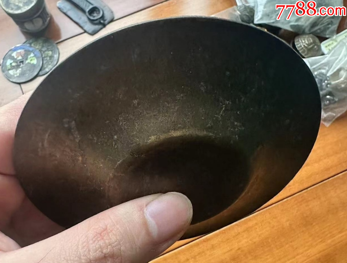 清末民初：黃銅帶少見(jiàn)紋路與錢(qián)幣圖案的碟子，有底款銘文！_價(jià)格188元【優(yōu)品好店】_第3張_