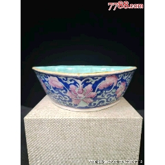 （全品）清代同治內(nèi)綠松石釉外霽蘭釉粉彩寶相纏枝蓮紋多角碗