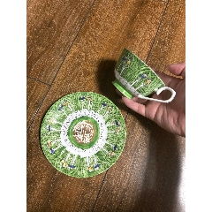 民國(guó)廣彩百財(cái)蝴蝶壽字紋杯碟套，全套無磕無沖，品相完好無瑕疵。杯口徑9.5cm，盤