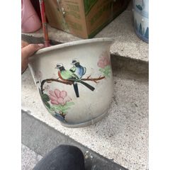 民國(guó)老楓溪彩繪牡丹花雙鳥(niǎo)花盆，畫(huà)功精湛，底部邊緣有一處老線紋，如圖所見(jiàn)發(fā)貨