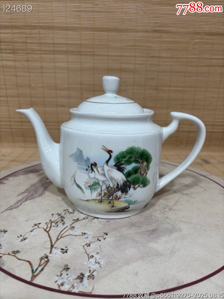 八十年代仙鹤迎客松图案白瓷茶壶。品相完整，无磕无碰。尺寸23×13×15