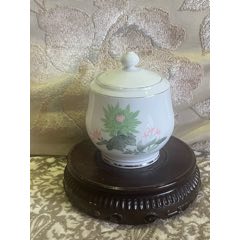 五六七老兽头双耳粉彩开窗人物花瓶，瓶口有一点瑕疵，底款寄托款