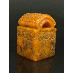 清・銭楨作款・古寿山石・田黄石彫・群龍護宝印章置物・箱