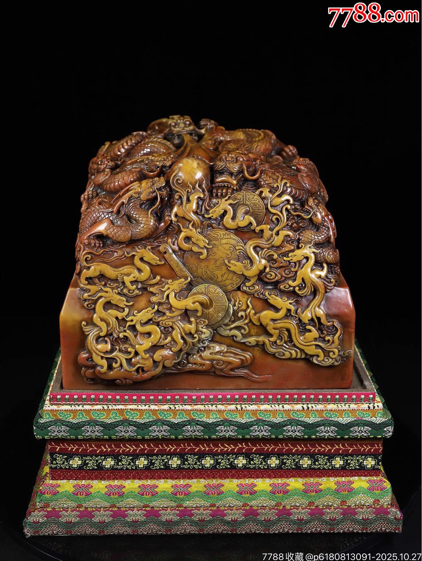 藏出 古董品 寿山石 細密彫刻 祥龍紋 印章 篆書印 書道品 文房置物 7.1×4.6×7.1cm 重430g 旧藏珍品布盒装纯手工雕刻寿山石印章。《群龙呈祥》名人雕刻，雕工精细