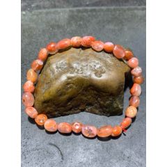 川料南紅瑪瑙原皮隨形手串一條。