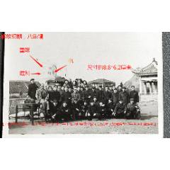 上海“國際電影院”、“勝利電影院”，團結活動合影，看旗幟“國際、勝利，電…”。解