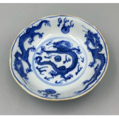 歐洲回流，清中期青花龍紋筆舔。品相：全品范疇。口沿有飛皮和先天的窯封尺寸(zc42889009)