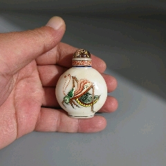 琉璃鼻煙壺粉彩昆蟲蟈蟈倆面圖