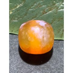 高玉化橘黃色奶油皮風(fēng)化紋瑪瑙隨形老形珠一顆
