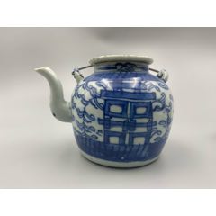 歐洲回流，清中期嘉慶青花纏枝蓮喜字茶壺。。畫工精細(xì)，絕對算是