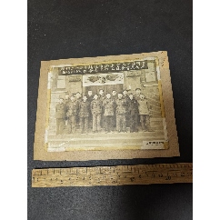 五一年中國店員工會上海北站區(qū)五反支會全體合影，，雙旗，頭像