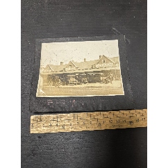 抗戰(zhàn)時期天津火車站，廣場建筑帶標(biāo)語，打＊帝國主義，實現(xiàn)三明主義，