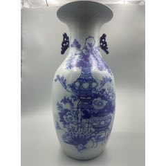 歐洲回流，晚清博古青花大瓶。畫工精細(xì)，絕對算是同類題材中的佼佼者了