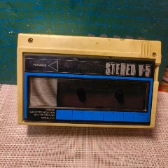STEREOV-5型號(hào)的便攜式磁帶隨身聽(tīng)（80年代日本產(chǎn)）（未測(cè)試過(guò)