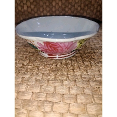 粉彩花卉紋花口碗完好！