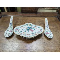 粉彩海棠形高腳盤.調(diào)更兩只