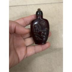中国　牛角製　人物牛刻　鼻煙壷　木製台付　M　8977 中国 牛角製 人物牛刻 鼻煙壷 木製台付 M 8977 美術品・アンティーク