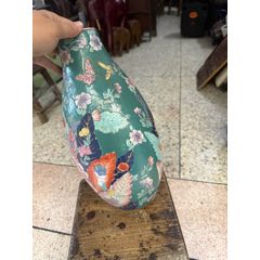 五六七老楓溪粉彩蝶戀花花瓶，早期出口創(chuàng)匯的，瓶口有一處老線紋，如圖所見發(fā)貨