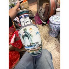 1987年的老楓溪淺絳彩山水花瓶，汕頭市直機關(guān)紀(jì)念瓶，畫功精湛，完整，如圖所見