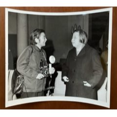 邓颖超与摄影记者的黑白照片(zc43348594)