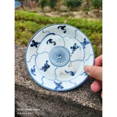 口邊有一個(gè)沖線。