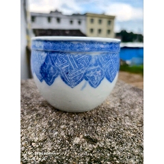 底部有一個(gè)磕皮其它完整