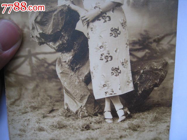 民国老照片:穿旗袍民国美女有耳垂手腕上戴了只小手表高跟皮鞋女人味