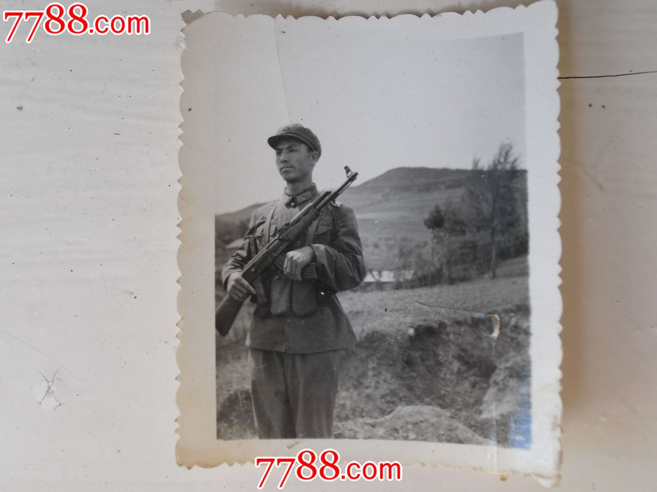 拿枪的战士_老照片_天山云海【7788收藏__中国收藏热线】