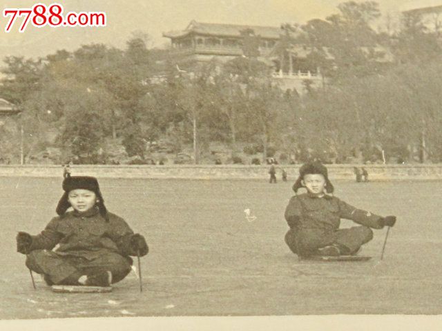 北海公园滑冰车的哥俩