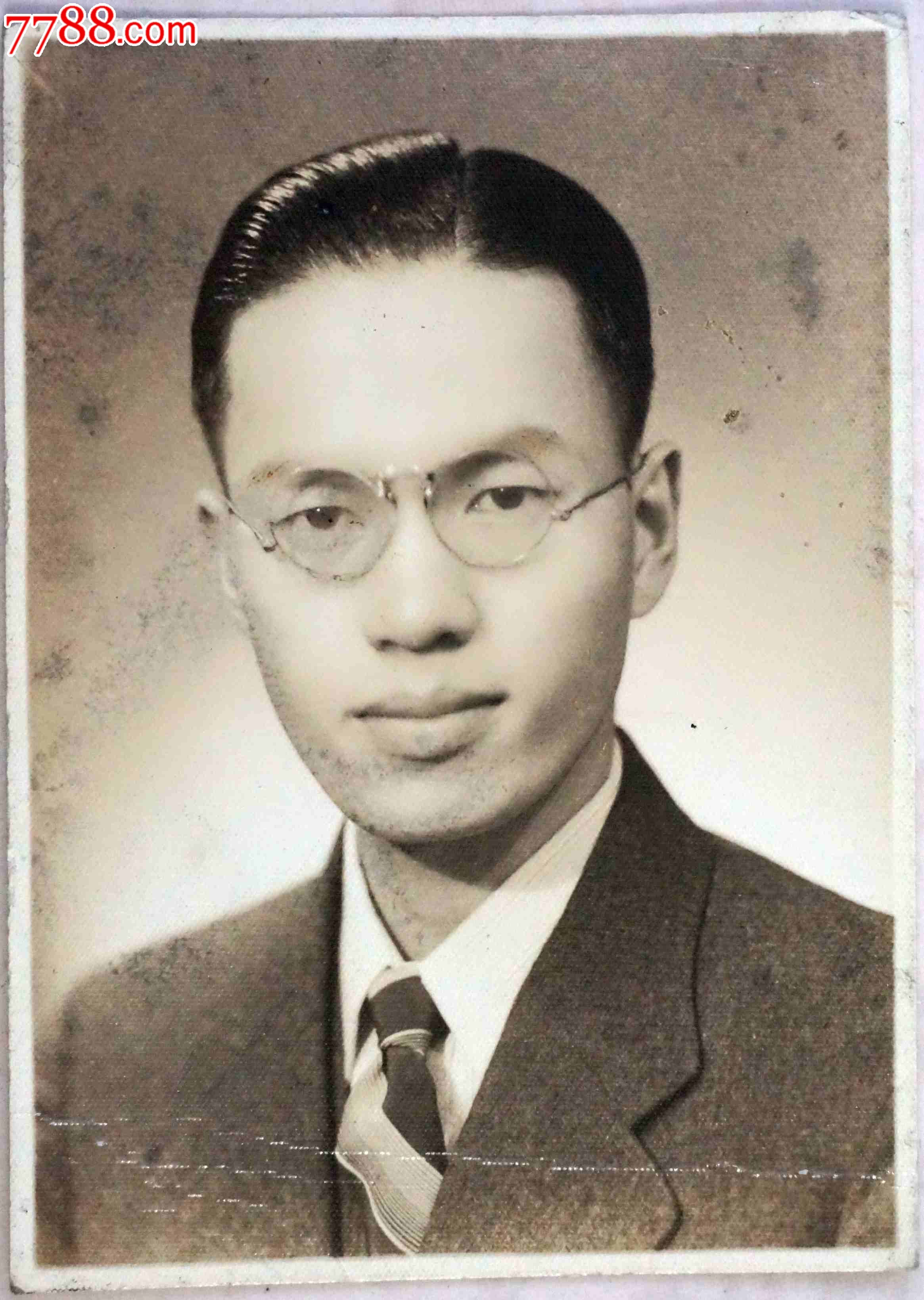 民国戴眼镜的男子照