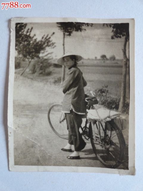 (稀,奇)民国小脚女人推自行车自然风景照
