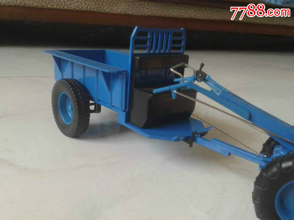 沈阳红星农机手扶拖拉机,全部铁质,俗称四轮子,裸车重1斤4两.