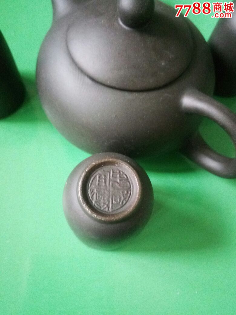 紫砂壶一只,还有四只小杯子,壶和杯子底部有宜兴忠国款