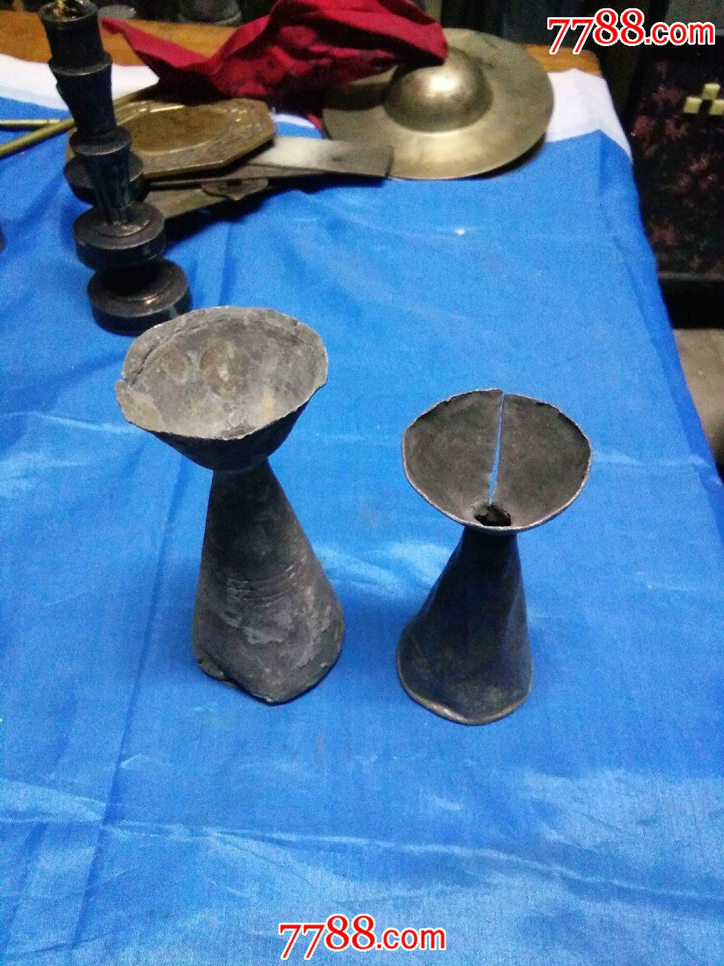 两个锡或铅酒壶