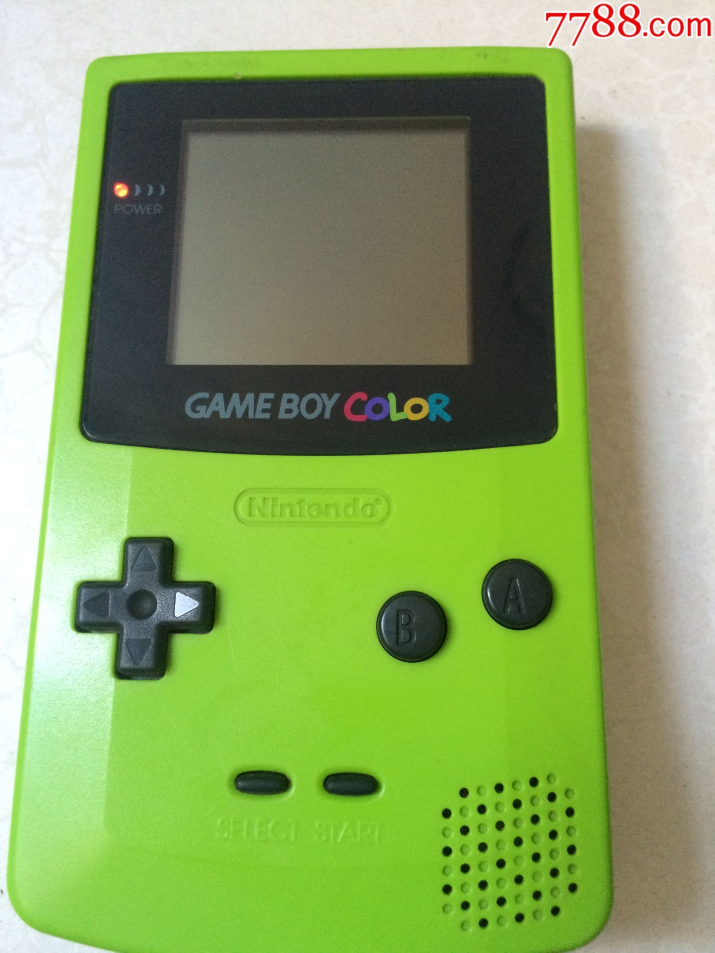 一台经典gbc彩色游戏掌机