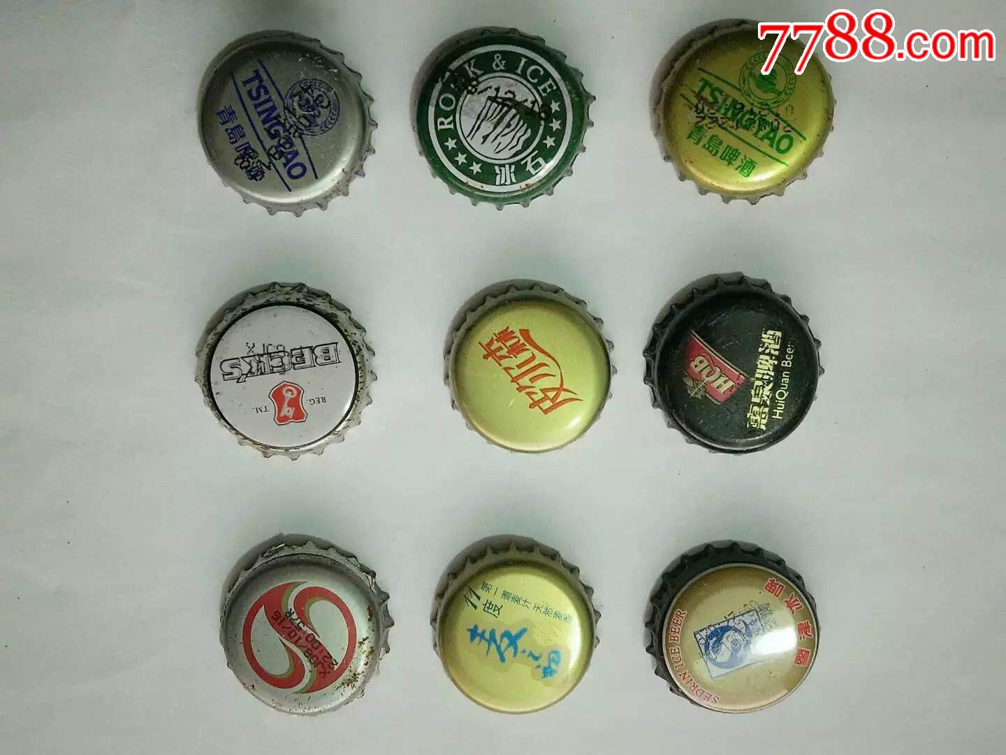 九个啤酒瓶盖