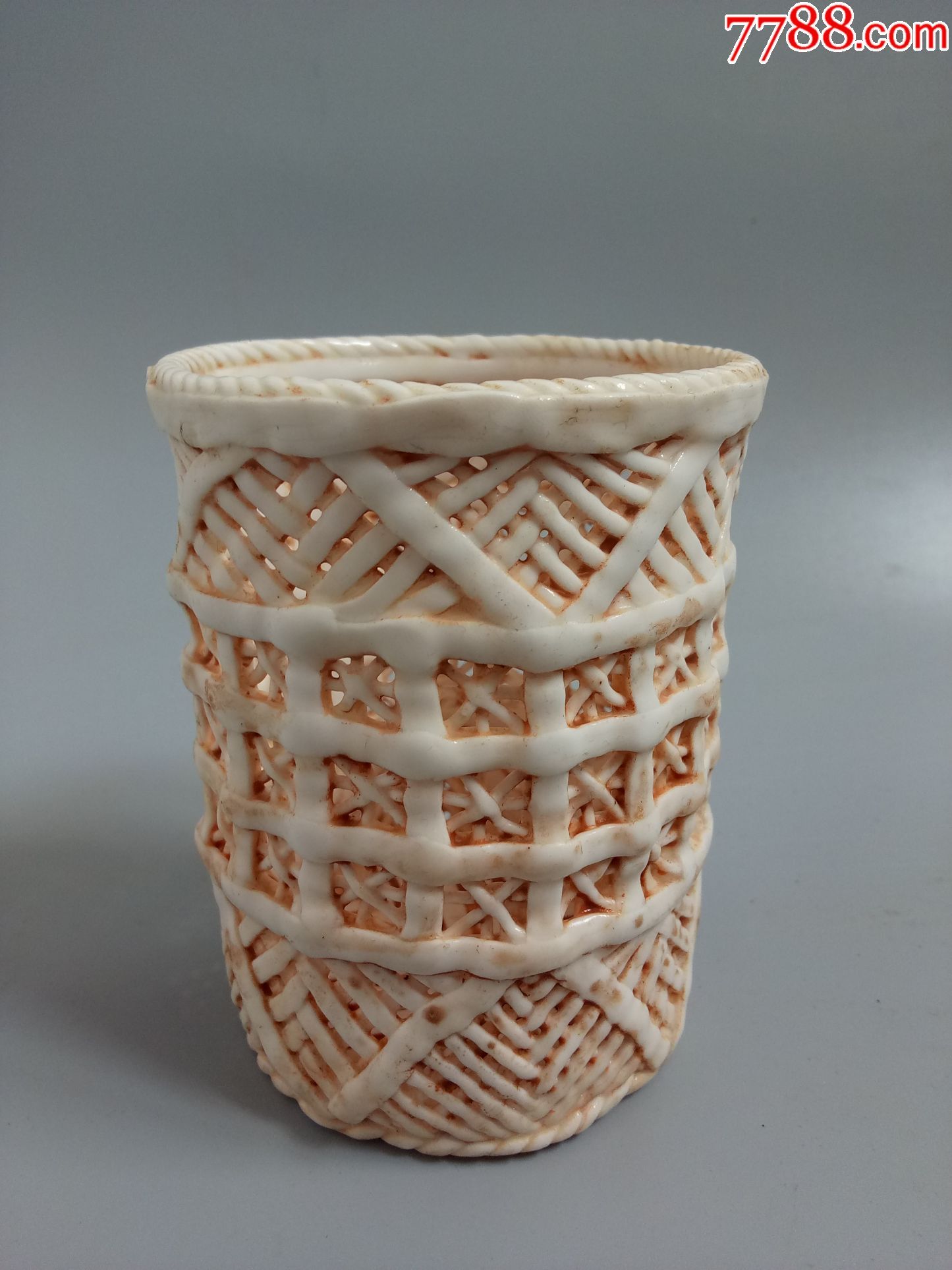 宋代白釉镂空笔筒